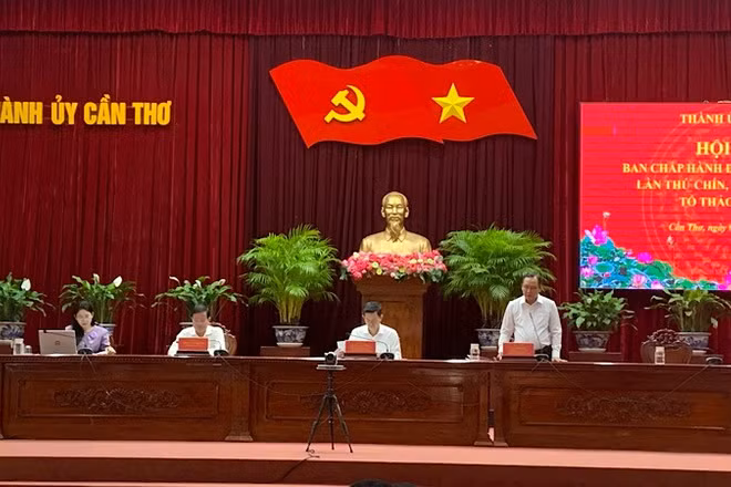 Lãnh đạo thành phố Cần Thơ phát biểu ý kiến tại hội nghị.