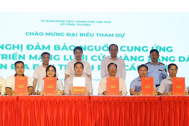 Petrolimex Cần Thơ ký kết với các xã, phường về mở rộng mạng lưới cung ứng xăng dầu.
