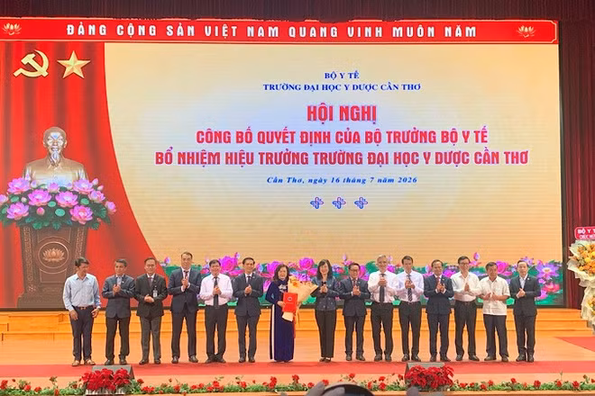 Bộ trưởng Y tế trao quyết định bổ nhiệm Hiệu trưởng Trường đại học Y dược Cần Thơ.