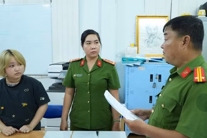 Công an Cần Thơ đọc lệnh khởi tố đối tượng cầm đầu.