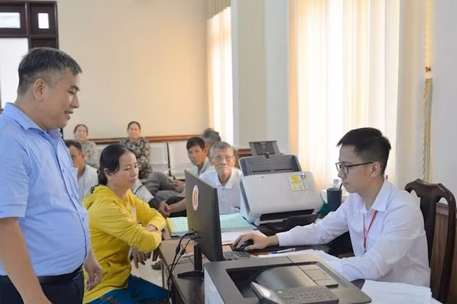 Cán bộ xã Trung Hưng, Cần Thơ, giải quyết thủ tục hành chính cho người dân. (Ảnh THANH TÂM)