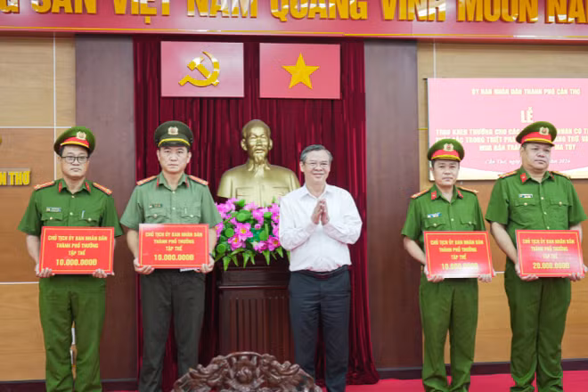 Lãnh đạo thành phố Cần Thơ trao khen thưởng đột xuất cho 4 tập thể.