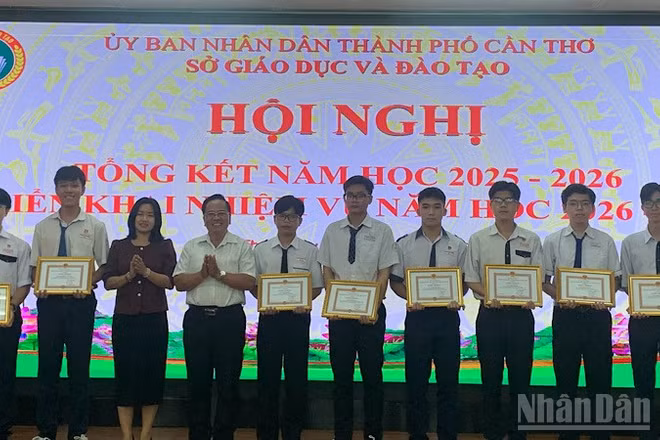 Cần Thơ tặng Giấy khen cho các học sinh đạt điểm cao trong kỳ thi tốt nghiệp trung học phổ thông. (Ảnh: THANH TÂM)