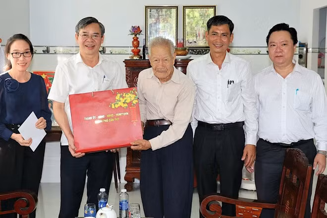 Lãnh đạo thành phố Cần Thơ trao quà cho người có công ở phường Thới An Đông.