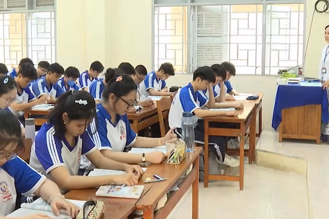Học sinh Trường trung học phổ thông An Khánh, phường Tân An, ôn thị tốt nghiệp.