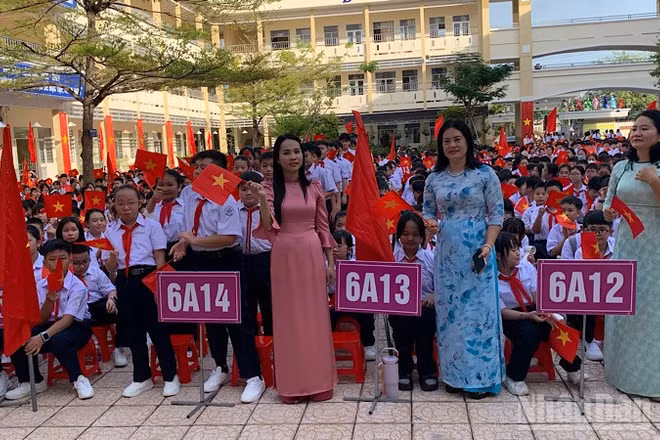 Giáo viên và học sinh Trường trung học cơ sở Lương Thế Vinh ngày khai giảng năm học mới 2026-2027. (Ảnh: THANH TÂM)