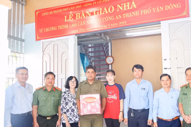 Công an thành phố Cần Thơ bàn giao nhà cho lực lượng an ninh trật tự cơ sở tại phường Bình Thủy.