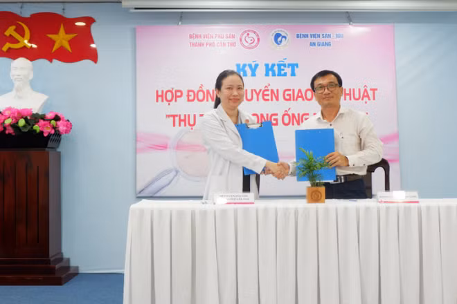 Lãnh đạo hai bệnh viện ký hợp đồng chuyển giao.