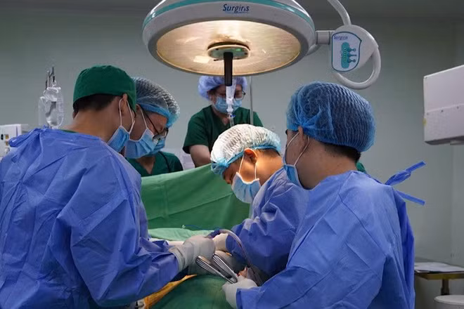 Ê-kíp bác sĩ phẫu thuật cho bệnh nhân.