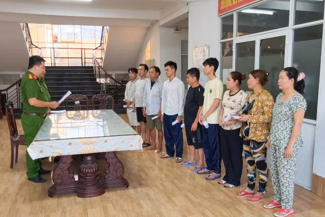 Nhóm đối tượng tại cơ quan công an.