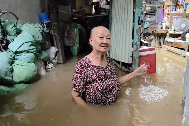 Nước ngập sâu khu vực chợ Bình Thủy, Cần Thơ.