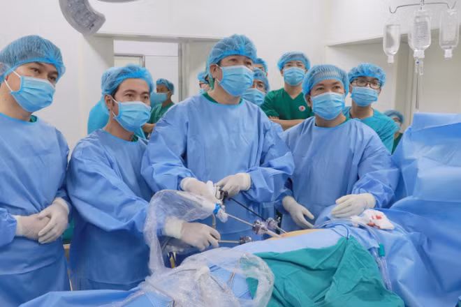 Các y bác sĩ phẫu thuật ghép thận cho bệnh nhân.