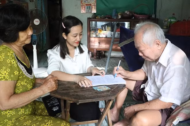 Cán bộ Trung tâm phục vụ hành chính công phường Sóc Trăng đến nhà dân hỗ trợ giải quyết thủ tục hành chính.