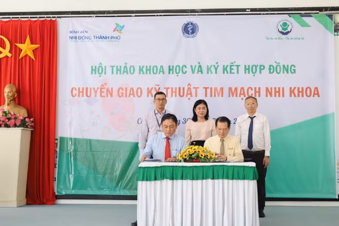 Lãnh đạo hai bệnh viện ký kết chuyển giao kỹ thuật phẫu thuật tim trẻ em tại Cần Thơ. (Ảnh: Bệnh viện Nhi đồng Cần Thơ)