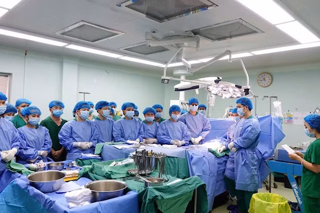 Các y bác sĩ dành 1 phút tri ân người hiến tạng trước khi phẫu thuật.
