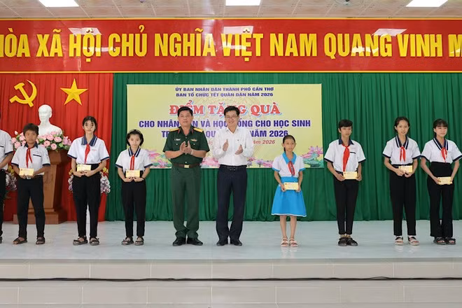Lãnh đạo Bộ chỉ huy quân sự thành phố Cần Thơ trao học bổng cho các em học sinh phường Hưng Phú.
