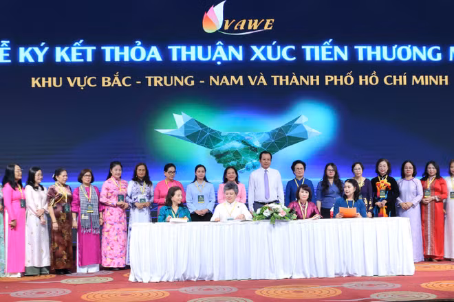 Các đại biểu ký kết thỏa thuận xúc tiến thương mại tại sự kiện.