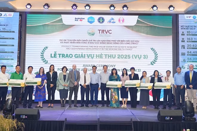 Nhà tài trợ trao thưởng cho doanh nghiệp, nông dân trồng lúa chất lượng cao.
