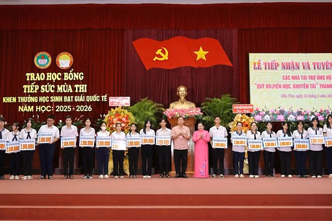 Lãnh đạo Cần Thơ trao học bổng cho các em học sinh lớp 12 có hoàn cảnh khó khăn.