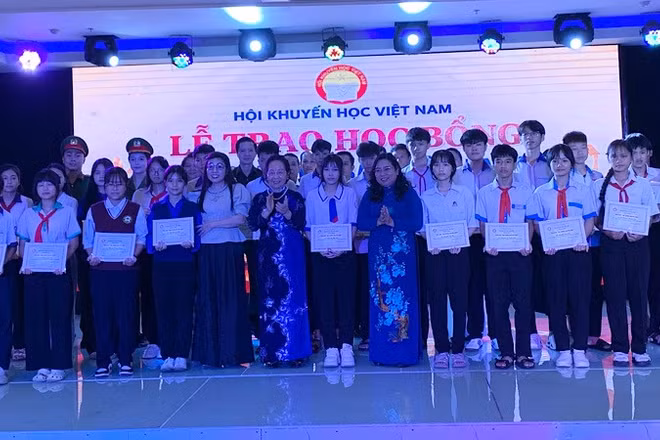 Hội Khuyến học Việt Nam và các nhà tài trợ trao học bổng cho các em học sinh.