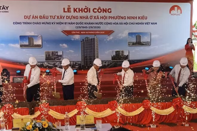 Lãnh đạo Cần Thơ thực hiện nghi lễ khởi công dự án nhà ở xã hội. (Ảnh: V.K)