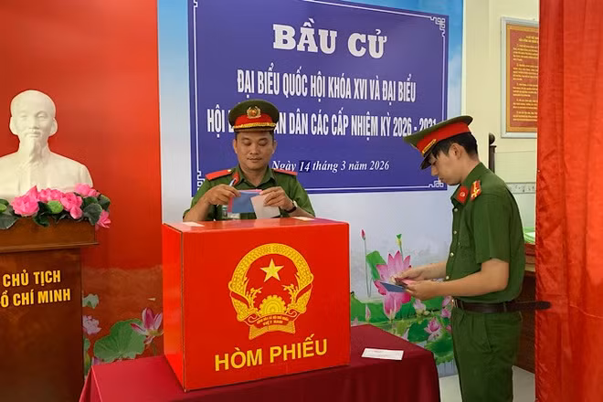 Công an phường An Bình, thành phố Cần Thơ bỏ phiếu bầu cử sáng 14/3.