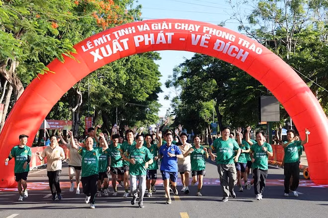 Đông đảo cán bộ, người dân tham gia chạy bộ tại buổi lễ.