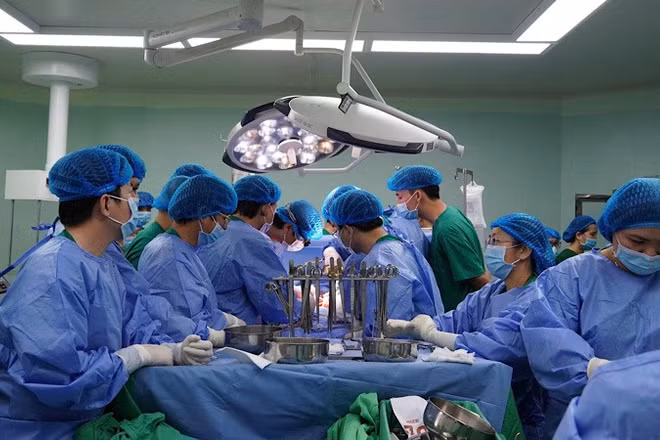 Ê-kíp bác sĩ Bệnh viện đa khoa Trung ương Cần Thơ ghép thận cho bệnh nhân.