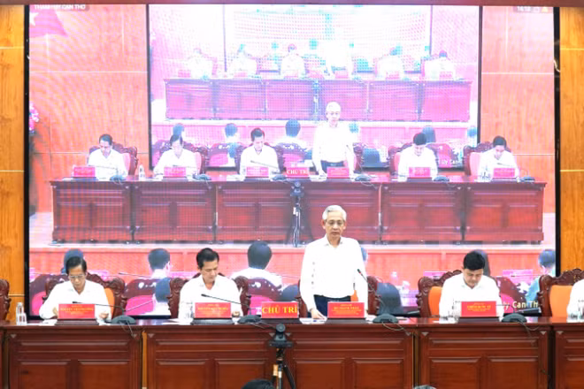 Lãnh đạo Ủy ban kiểm tra Thành ủy Cần Thơ phát biểu tại hội nghị.