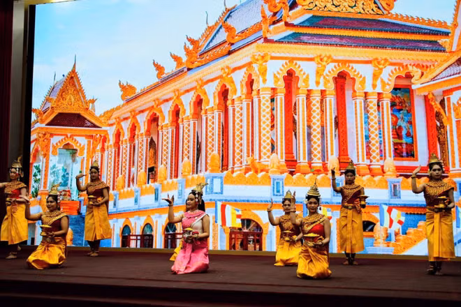 Biểu diễn nghệ thuật truyền thống nhân dịp năm mới của đồng bào Khmer thành phố Cần Thơ.