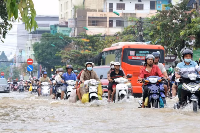 Đường Cách mạng Tháng Tám, thành phố Cần Thơ, ngập nặng sáng 6/11.