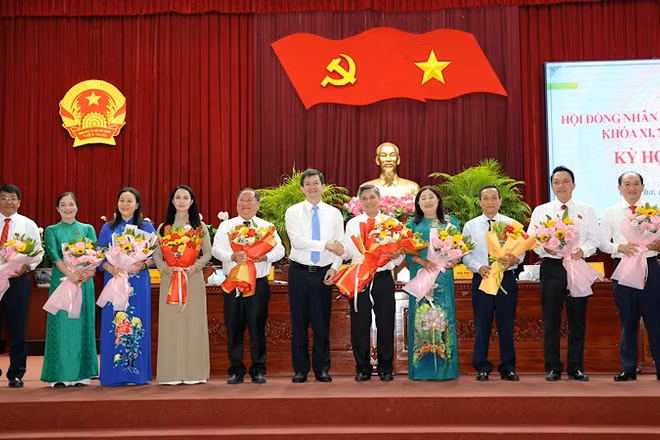 Lãnh đạo Thành ủy Cần Thơ tặng hoa chúc mừng lãnh đạo Hội đồng nhân dân nhiệm kỳ mới.