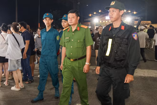 Công an tuần tra bảo đảm an ninh trật tự tại lễ hội.