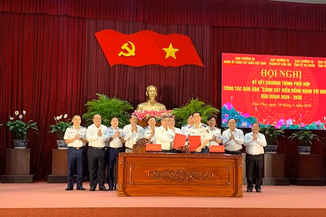 Lãnh đạo Cảnh sát biển Việt Nam và Thành ủy Cần Thơ ký kết chương trình phối hợp.