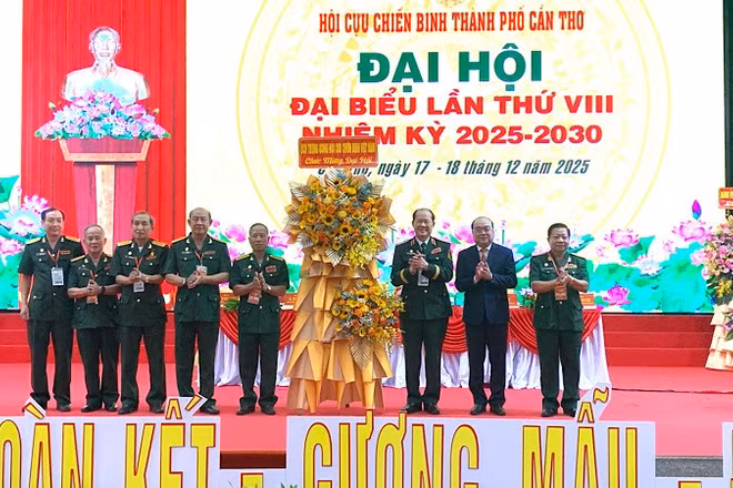 Hội Cựu chiến binh Việt Nam tặng hoa chúc mừng đại hội.