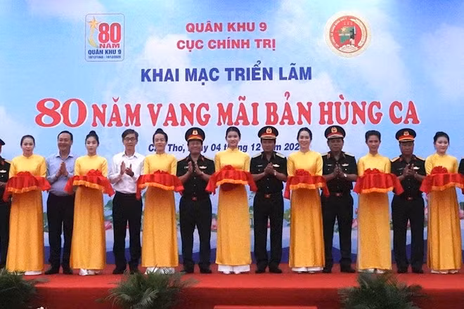 Lãnh đạo Quân khu 9 cắt băng khai mạc triển lãm.