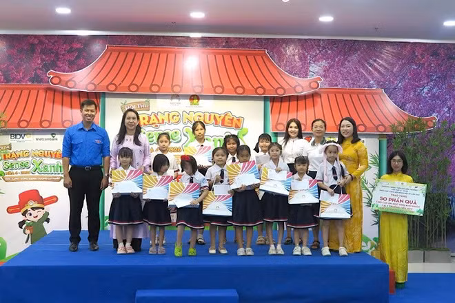 Đoàn phường Ninh Kiều tổ chức hội thi trạng nguyên và tặng quà các em học sinh dịp hè.