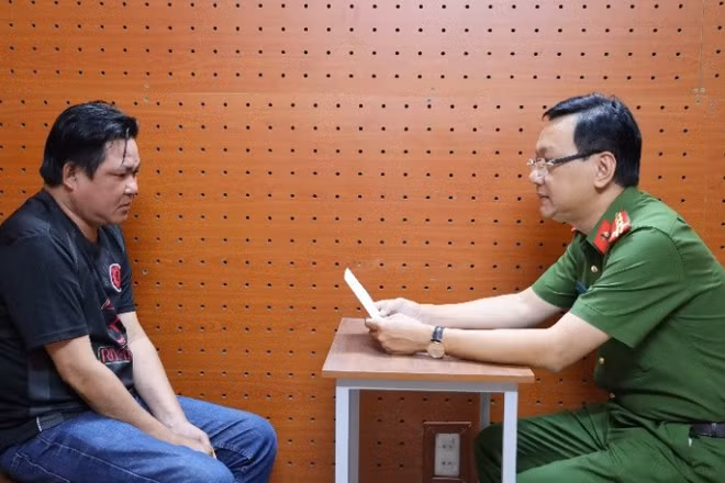 Công an Cần Thơ lấy lời khai đối tượng liên quan vụ án.