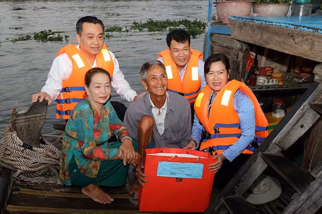 Lãnh đạo thành phố Cần Thơ tặng quà cho thương hồ chợ nổi Cái Răng.