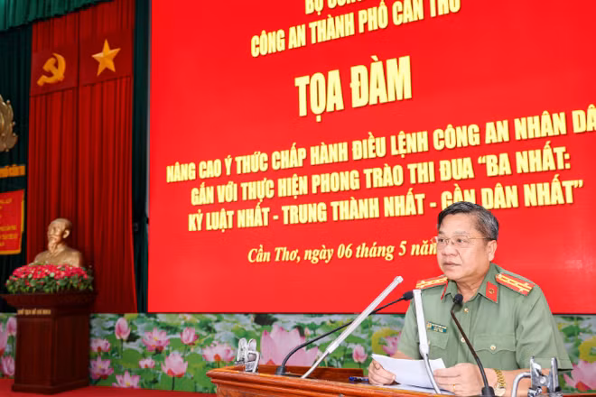 Lãnh đạo Công an Cần Thơ phát biểu ý kiến tại tọa đàm.