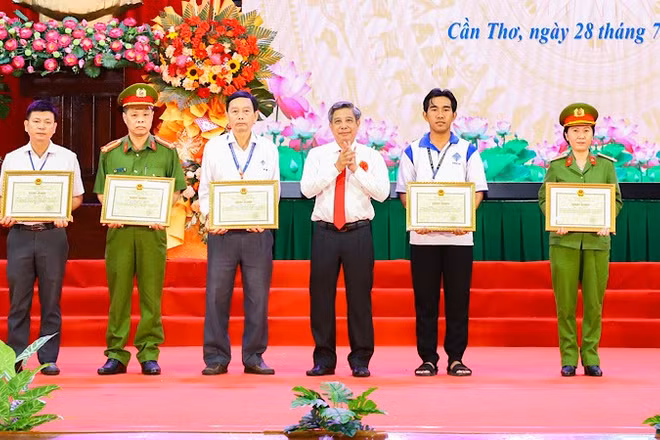 Lãnh đạo thành phố Cần Thơ trao bằng khen cho các tập thể, cá nhân tiêu biểu.