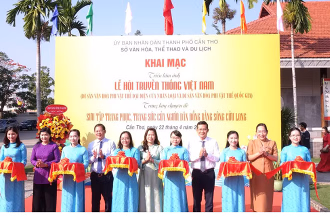 Lãnh đạo thành phố Cần Thơ cắt băng khai mạc triển lãm.