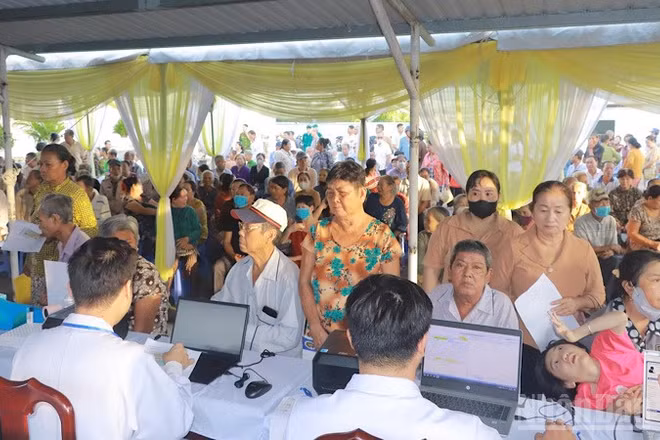 Người dân xã Cờ Đỏ, Cần Thơ đăng ký khám sức khỏe miễn phí tại xã. (Ảnh: KIM THANH)
