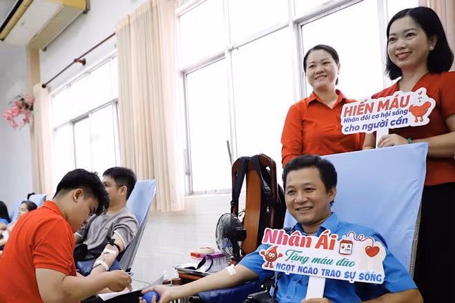 Đoàn viên, người lao động thành phố Cần Thơ tham gia hiến máu tình nguyện.