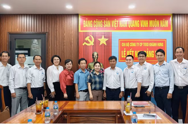 Chi bộ Công ty cổ phần tư vấn xây dựng Khánh Hưng (phường Sóc Trăng) kết nạp đảng viên mới năm 2026.