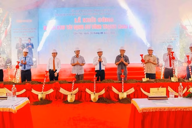 Các đại biểu thực hiện nghi thức khởi công dự án. (Ảnh: HOÀNG SƠN)