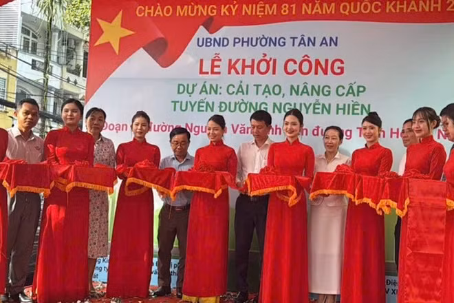 Lãnh đạo phường Tân An, thành phố Cần Thơ cắt băng khởi công nâng cấp đường Nguyễn Hiền. (Ảnh: GIA BẢO)