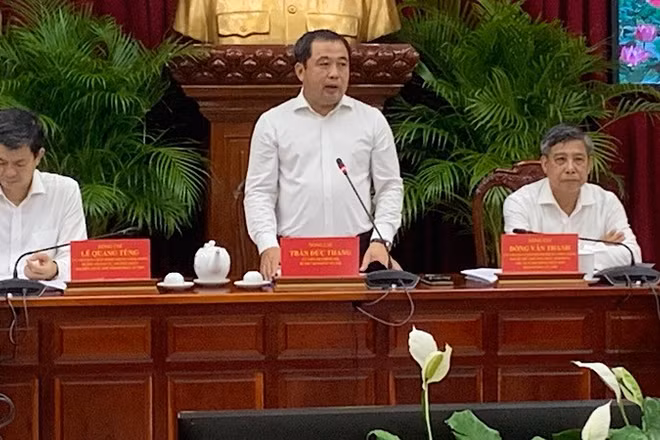 Đồng chí Trần Đức Thắng phát biểu ý kiến tại buổi làm việc.