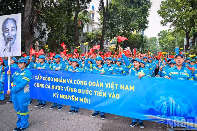 Hơn 1.000 đoàn viên công đoàn, công nhân lao động tiêu biểu của cả nước có mặt tại địa điểm tập kết - cổng Công viên Thống Nhất, đường Trần Nhân Tông, phường Cửa Nam (Hà Nội) chuẩn bị cho Lễ diễu hành chào mừng kỷ niệm 140 năm Ngày Quốc tế Lao động (1/5/1886-1/5/2026) do Tổng Liên đoàn Lao động Việt Nam tổ chức.