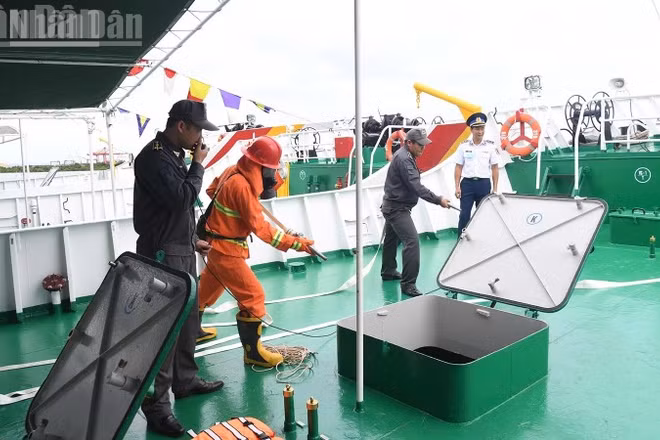 Thao diễn công tác phòng chống cháy nổ trên tàu kiểm ngư.